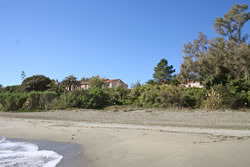 Blick vom Strand zur Siedlung